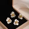 Pendientes de Flor Blanca Mate Simples Elegantes y de Alta Gama Franceses Discos en Espiral para Mosquitos Clip para Oreja Pendientes Perforados para Mujer Pendientes