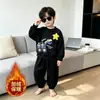 Venta al por mayor de conjuntos de moda y con estilo para otoño/invierno con forro polar para niños, que incluyen sudaderas con capucha y pantalones de chándal, en un diseño de dos piezas de corte holgado