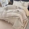Capa de Cama de Leite Fleece Bordada Espessa Conjunto de Quatro Peças Outono e Inverno Lençol Quente Capa de Edredom Lençol de Elástico Casa Sensação de Luxo Roupa de Cama