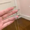 Collar de Acero de Titanio con Diamantes Brillantes de Flor de Cuatro Hojas Doble para Mujer, Cadena para Clavícula Versátil de Personalidad de Lujo Ligero de Nicho de Gama Alta, Regalo de Cumpleaños