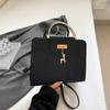 Bolsa de Ombro Transversal Pequena Quadrada de Design Nicho Fashionável para o Dia a Dia Feminina 2025 Primavera e Verão Nova High-End