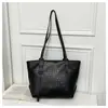 Bolso tote grande de moda estilo coreano, nuevo modelo de verano para el trabajo y los desplazamientos, bolso de hombro texturizado, bolso versátil tejido para llevar debajo del brazo