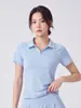 Ropa de yoga para mujer: Camisa polo deportiva de moda con media cremallera y un cuello que realza el escote, adecuada tanto para actividades atléticas como para el uso diario, con un diseño simple y elegante