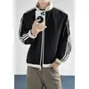 Otoño 2026 Nuevo Chaqueta Guapa Estilo Hong Kong Chaqueta Cardigan Patchwork Rayado Estilo Preppy para Hombres Americanos Estilo Deportivo