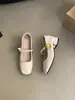 Zapatos de mujer de estilo francés para la brisa nocturna, corte bajo, con tacón grueso, nuevos de otoño 2024 versión coreana, zapatos pequeños de cuero, zapatos Mary Jane retro de tacón medio
