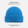 Gorro de Lana Tejido Azul con Patrón de Letras Sencillo Estilo Coreano para Mujer, Nuevo Modelo Invierno 2025, Gorro Cálido Protector de Orejas, Cubrecabezas para el Frío