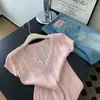 Camiseta de punto rosa con cuello en V, adelgazante, manga corta para mujer, se puede usar como ropa interior o exterior, corta, hombro normal, top pequeño, Primavera/Verano 2026