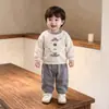 Conjunto de dos piezas para bebé de otoño e invierno con forro polar, nueva sudadera estilosa de estilo coreano engrosada y pantalón de una pieza de forro polar para bebés y niños pequeños