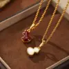 Collar de Calabaza con Concha Blanca con Colgante de Calabaza de Esmalte Rojo Angora de Doble Cara, Collar de Cadena de Clavícula de Lujo Ultra Blanco