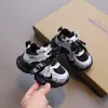 Sapatos de caminhada infantis para meninos e meninas, tênis de sola macia, sapatos estilo pai da moda para primavera e outono, sapatos de couro para bebês, sapatos infantis