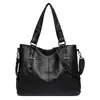 Bolsas de comercio exterior transfronterizas para mujer, nuevo bolso de moda para mujer de mediana edad, bolso de hombro tote casual de cuero suave popular y simple para dama