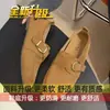Mocasines casuales y versátiles para mujer estilo Birkenstock, nueva colección otoño 2026, con hebillas metálicas, tacón oculto y una estética retro de "viejo dinero".