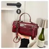 Bolso de mano pequeño cuadrado retro de cuero suave de moda transfronterizo para mujer, nuevo estilo otoño/invierno 2026, bolso de hombro chic y versátil