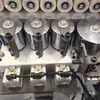 Acessórios para Máquina de Bordar Jidong Roda de Prensagem de Borracha Montagem de Limpeza de Cola Residual Dispositivo Raspador de Cola Deslizador de Cilindro de Rolamento Lateral