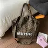 Bolsa Estampa de Leopardo para Mulheres 2025 Nova Bolsa de Tecido Estampado Estilo Coreano Casual Retro Versátil Moda Estudante Bolsa de Ombro Tote