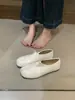 Sapatos baixos retrô de bico dividido para mulheres, novos sapatos slip-on de couro preto para o outono de 2026, mocassins estilo britânico para o dia a dia