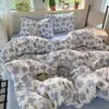 Nuevo conjunto de cuatro piezas de gasa de doble capa de algodón con sensación de nube, conjunto de tres piezas de gasa arrugada estilo ins fresco de dibujos animados para dormitorio, funda de edredón para estudiante