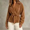 Casaco feminino curto de camurça novo estilo outono e inverno europeu e americano, com gola de lapela, cintura com amarração, corte solto, jaqueta de manga longa para mulheres