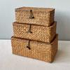 Caja de regalo de cesta de bambú en stock, caja de almacenamiento tejida a mano con algas marinas para bodas con tapa, caja de regalo rectangular de ratán hecha a mano, venta al por mayor