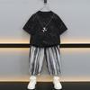 Conjunto de Roupa de Verão da Moda e Descolada para Meninos 2026 Novo Estiloso Tendência Roupas Infantis Calça Anti-Mosquito de Manga Curta de Verão para Crianças