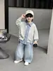 Conjunto de Ropa de Otoño para Niños 2026 Nuevo Estilo Chaqueta Falsa de Dos Piezas para Niños Jeans Handsome Conjunto Casual de Dos Piezas