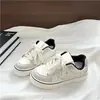 Tênis feminino de sola grossa, nova coleção primavera/outono 2026, tênis brancos com design color-block, sapatos casuais com cadarço, que aumentam a altura, versáteis, tênis da moda para estudantes