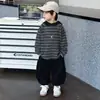Conjunto de Tres Piezas de Lana a Rayas para Niños Primavera y Otoño Estilo Coreano Conjunto de Ropa Fresco y Moderno para Niños Pequeños Ropa Estilo Chico Malo