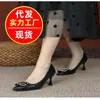 2026 Nuevo Estilo Cómodos Tacones de Aguja de Punta Fina de Cuero Suave para Mujer Hebilla de Metal con Pedrería Boca Baja Versátiles Zapatos de Salón para el Trabajo