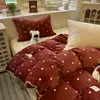 Juego de ropa de cama de cuatro piezas de terciopelo de leche, nuevo estilo 2026, diseño de lunares, juego de sábana y funda de edredón de vellón de coral para invierno