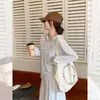 Tricô com Listras Verdes Coreano com Capuz Camisa para Ar Condicionado para Mulheres Design Externo de Verão Camiseta de Manga Longa Proteção Solar