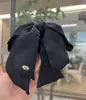Presilha de cabelo triângulo em tecido para mulheres, com um visual sofisticado, perfeita para criar um coque estiloso na parte de trás da cabeça; uma grande presilha tipo tubarão com aparência delicada, com um laço de borboleta