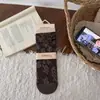 Estampa floral, detalhe de laço, meias de cano médio para mulheres, adequadas para primavera e outono, com um estilo retrô e preppy, versátil, design simples, padrão floral sutil, acabamento em renda e uma barra franzida na cor café.