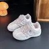Zapatillas para niñas 2026 otoño nuevo modelo zapatos casuales para niños pequeños, medianos y grandes, zapatillas de correr de moda para la temporada de regreso a clases