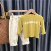 Roupas Infantis de Primavera e Outono, Camisetas Tops Elásticas Estilosas e Modernas Estilo Coreano com Letras para Meninos e Meninas