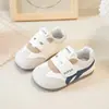 Zapatillas versátiles de estilo coreano para niños, nueva colección primavera/otoño 2026, zapatillas de entrenamiento alemanas de suela blanda para niñas, adecuadas para uso en exteriores, y también conocidas como zapatillas "Forrest Gump"