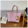 Bolsa de Ombro Acolchoada de Grande Capacidade Feminina Estilo Pequeno Fresco Fio de Bordado Novo Moda Simples Luxo Leve Bolsa Tote de Mão para o Dia a Dia