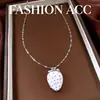 Colar de Morango Vermelho em Resina Cravejado de Diamantes Usado, Corrente para Clavícula Estilo Nicho de Luxo Leve, Acessório de Pescoço Versátil de Moda Personalizado para Mulheres