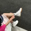 Couro de Vaca Super Macio Tênis de Treino Retro Alemão Feminino Solado Grosso Salto Escondido Cadarço Casual Calçados Esportivos Sapatos Brancos Versátil Tênis Forrest Gump