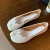 Zapatos de fondo plano con separación de dedos mocasines de conducción de nicho zapatos individuales para mujer zapatos para pedal de pie 2026 estilo nuevo boca poco profunda resorte de herradura primavera y otoño zapatos de pie de cerdo