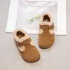 Zapatos de felpa cálidos forrados de polar para niñas, nuevo estilo otoño/invierno 2026, zapatos de algodón cómodos y suaves con suela flexible estilo Birkenstock para niños, modernos