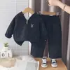 Conjunto de moda deportiva con capucha para otoño e invierno para niños y niñas, edades 1-6, elegante y moderno conjunto de dos piezas de sudadera con forro polar