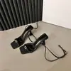 Sandálias de Tiras Finas com Salto Alto Estilo Coreano 2026 Verão Elegantes para Socialites Bico Quadrado Abertas Tira Única Roxas Sapatos de Salto Alto para Mulheres