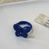 Anillo Abierto de Mariposa Hueca de Terciopelo Vintage en Azul Klein y Borgoña, un Anillo de Atmósfera Suave de Nicho con Sentido de Alcance