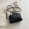Bolso de mano de moda estilo coreano, bolso tote pequeño para mujer, nuevo bolso de cadena con patrón de diamantes primavera 2026, bolso cuadrado pequeño de un solo hombro cruzado