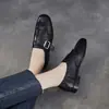Mocasines de cuero estilo europeo con picado para mujer, nuevos zapatos pequeños de cuero con hebilla de borlas para otoño 2026, zapatos de vestir versátiles