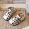 Sandálias Novas de Verão 2026 Estilo Coreano Infantil Moda Retrô Camélia Bico Fechado Sapatos para Crianças Pequenas Sandálias Romanas de Bebê