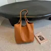A nova bolsa tote tecida da moda de Shuai Mi é uma bolsa de ombro simples e exclusiva com grande capacidade e pode ser usada como bolsa de ombro.