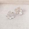 Nuevos Aretes Retro Asimétricos Tridimensionales de Flor Pequeña con Diamante de Lujo Ligero de Alta Gama Distintivos Aguja de Plata 925 Aretes Combinables