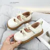 Sapatos Pequenos de Couro Primavera e Outono 2025 Sola Macia Sapatos Individuais para Bebê Sapatos de Princesa para Menininha Laços Duplos Doces Sapatos para Performance de Dança