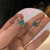 Diseño francés viento frío amor verde hebilla de oreja 2022 Nueva Marea micro incrustado circonita dulce fresco aretes de corazón